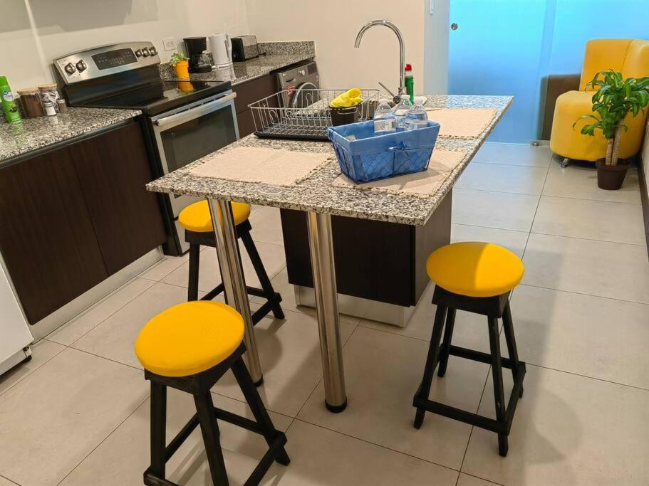 1102 Torre Los Yoses Hermoso Apartamento En Barrio Escalante Sin Parqueo San José Eksteriør billede